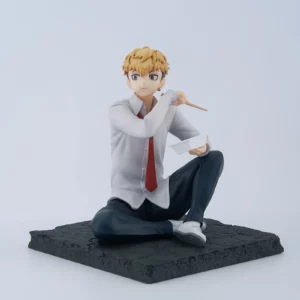 FuRyu Tenitol Figur von Chifuyu Matsuno aus Tokyo Revengers sitzend mit Nudelschale und Essstäbchen.