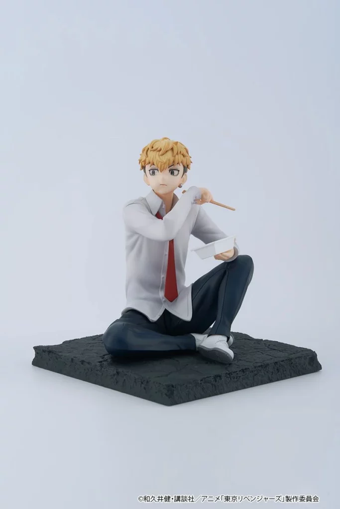 FuRyu Tenitol Figur von Chifuyu Matsuno aus Tokyo Revengers sitzend mit Nudelschale und Essstäbchen.