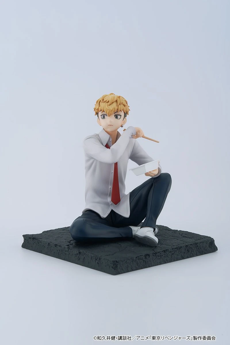 FuRyu Tenitol Figur von Chifuyu Matsuno aus Tokyo Revengers sitzend mit Nudelschale und Essstäbchen.