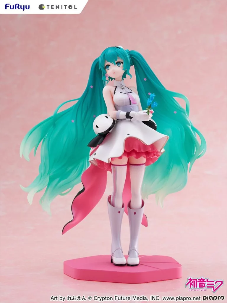 FuRyu Tenitol Figur von Hatsune Miku Galaxy Ver. im futuristischen weißen Kleid mit langen Sternen-Twintails und blauer Blume.