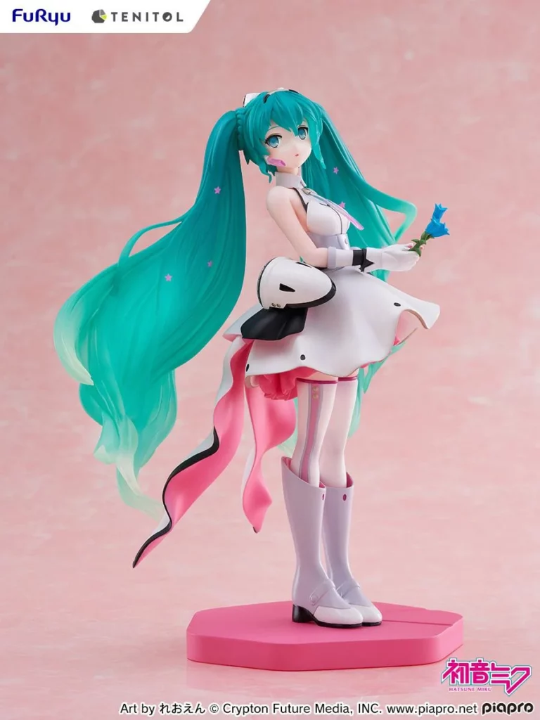 FuRyu Tenitol Figur von Hatsune Miku Galaxy Ver. im futuristischen weißen Kleid mit langen Sternen-Twintails und blauer Blume.