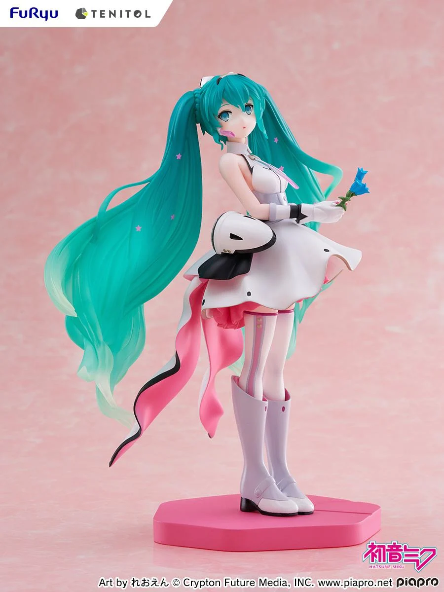 FuRyu Tenitol Figur von Hatsune Miku Galaxy Ver. im futuristischen weißen Kleid mit langen Sternen-Twintails und blauer Blume.