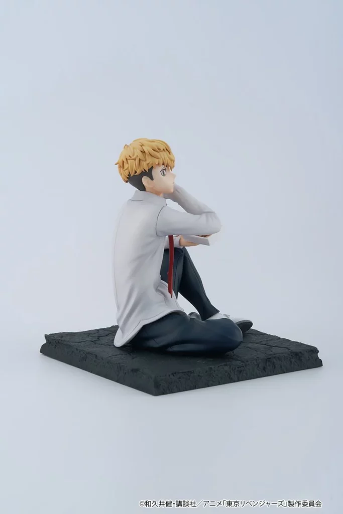 FuRyu Tenitol Figur von Chifuyu Matsuno aus Tokyo Revengers sitzend mit Nudelschale und Essstäbchen.