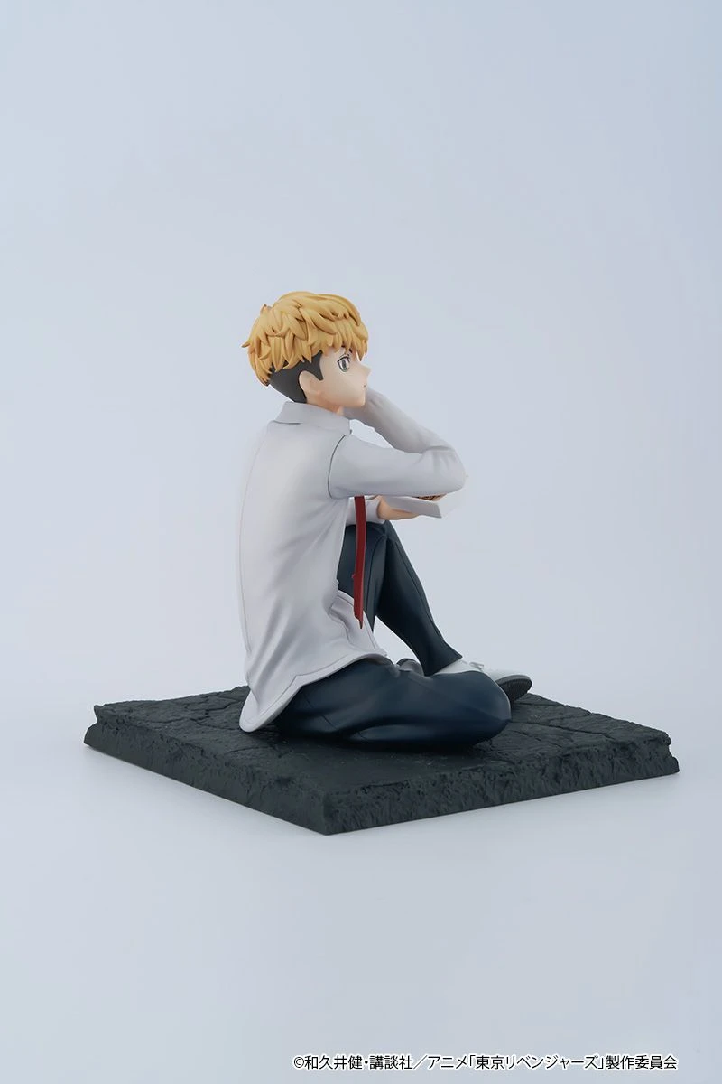 FuRyu Tenitol Figur von Chifuyu Matsuno aus Tokyo Revengers sitzend mit Nudelschale und Essstäbchen.