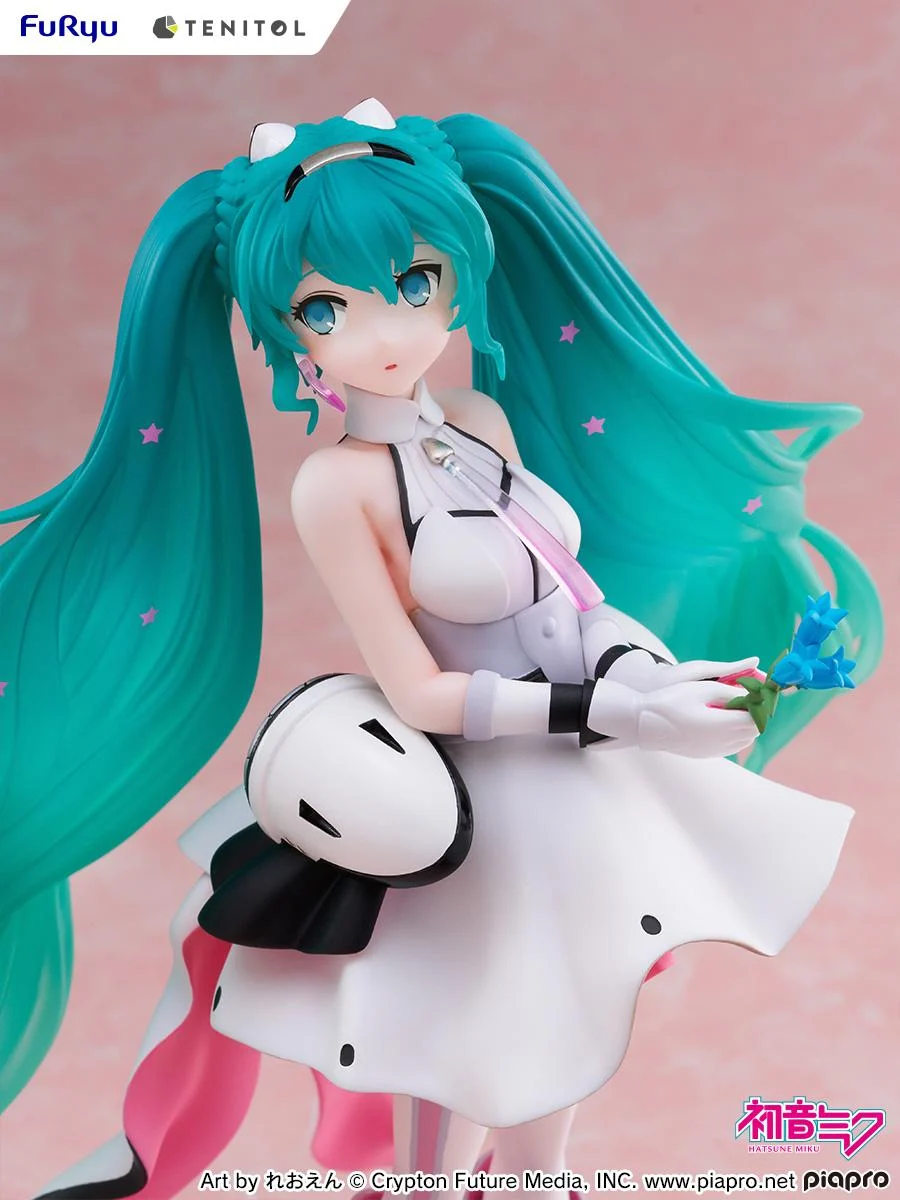 FuRyu Tenitol Figur von Hatsune Miku Galaxy Ver. im futuristischen weißen Kleid mit langen Sternen-Twintails und blauer Blume.
