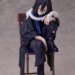 Sammelfigur von Obanai Iguro aus Demon Slayer im dunkelblauen Gewand hockend auf einem Stuhl mit weißer Schlange um den Hals.
