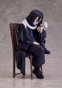 Sammelfigur von Obanai Iguro aus Demon Slayer im dunkelblauen Gewand hockend auf einem Stuhl mit weißer Schlange um den Hals.