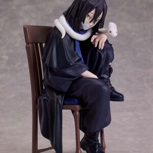 Sammelfigur von Obanai Iguro aus Demon Slayer im dunkelblauen Gewand hockend auf einem Stuhl mit weißer Schlange um den Hals.