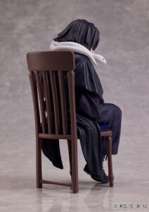 Sammelfigur von Obanai Iguro aus Demon Slayer im dunkelblauen Gewand hockend auf einem Stuhl mit weißer Schlange um den Hals.