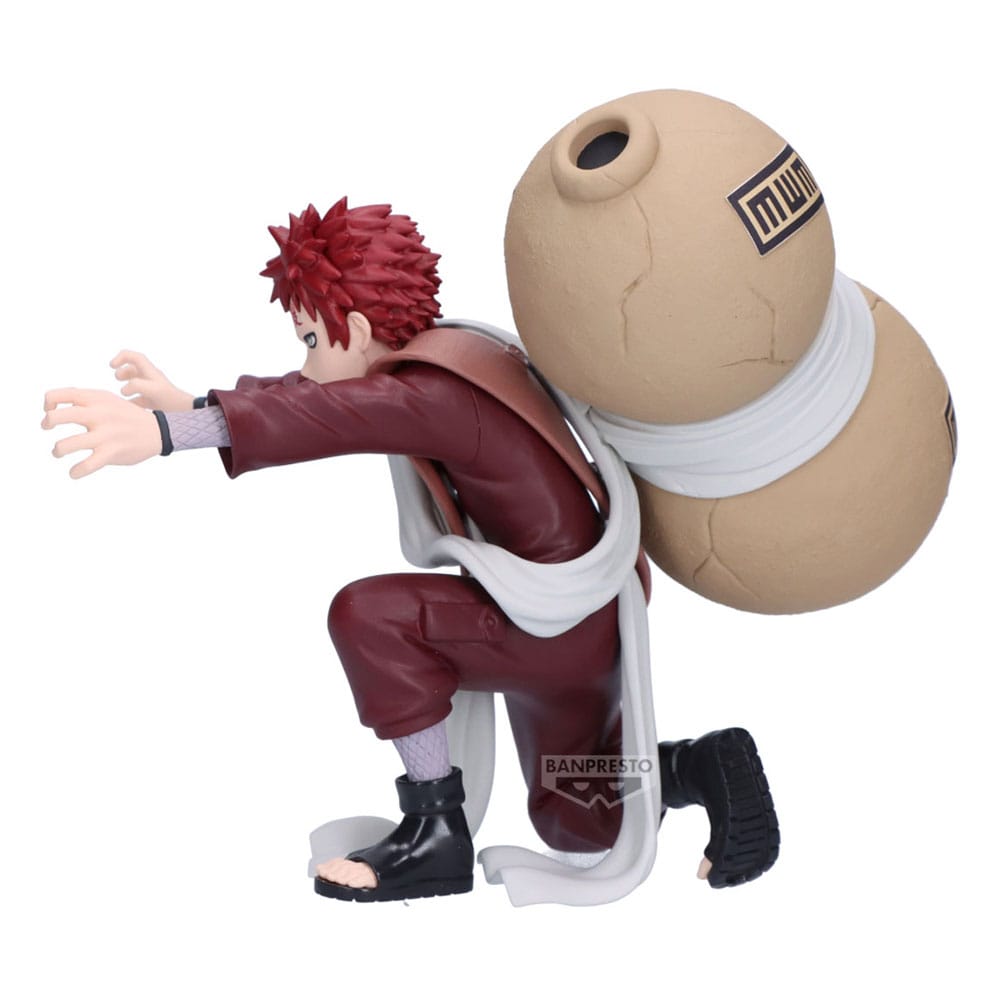 Sammelfigur von Gaara aus Naruto Shippuden in geduckter Kampfpose mit ausgebreiteten Händen und großem Sandkürbis auf dem Rücken.