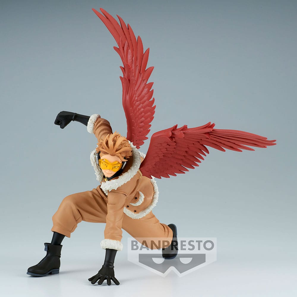 Banpresto The Amazing Heroes Figur von Hawks aus My Hero Academia in tief gebückter Landepose mit ausgefächerten roten Flügeln.