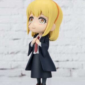 Bandai Spirits Figuarts mini Chibi-Figur von Lemon Irvine aus Mashle im Schulgewand mit Schleife im Haar.