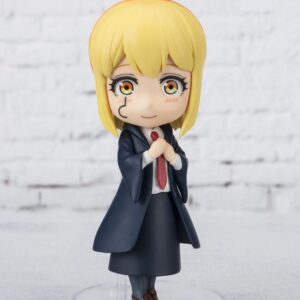Bandai Spirits Figuarts mini Chibi-Figur von Lemon Irvine aus Mashle im Schulgewand mit Schleife im Haar.
