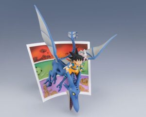 FiguartsZERO Statuette von Son Goku und Supreme Kai reitend auf einem blauen Flugsaurier mit Manga-Panel-Hintergrund.