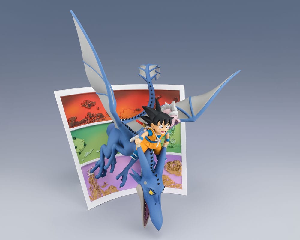 FiguartsZERO Statuette von Son Goku und Supreme Kai reitend auf einem blauen Flugsaurier mit Manga-Panel-Hintergrund.