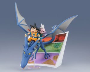 FiguartsZERO Statuette von Son Goku und Supreme Kai reitend auf einem blauen Flugsaurier mit Manga-Panel-Hintergrund.
