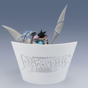 FiguartsZERO Statuette von Son Goku und Supreme Kai reitend auf einem blauen Flugsaurier mit Manga-Panel-Hintergrund.