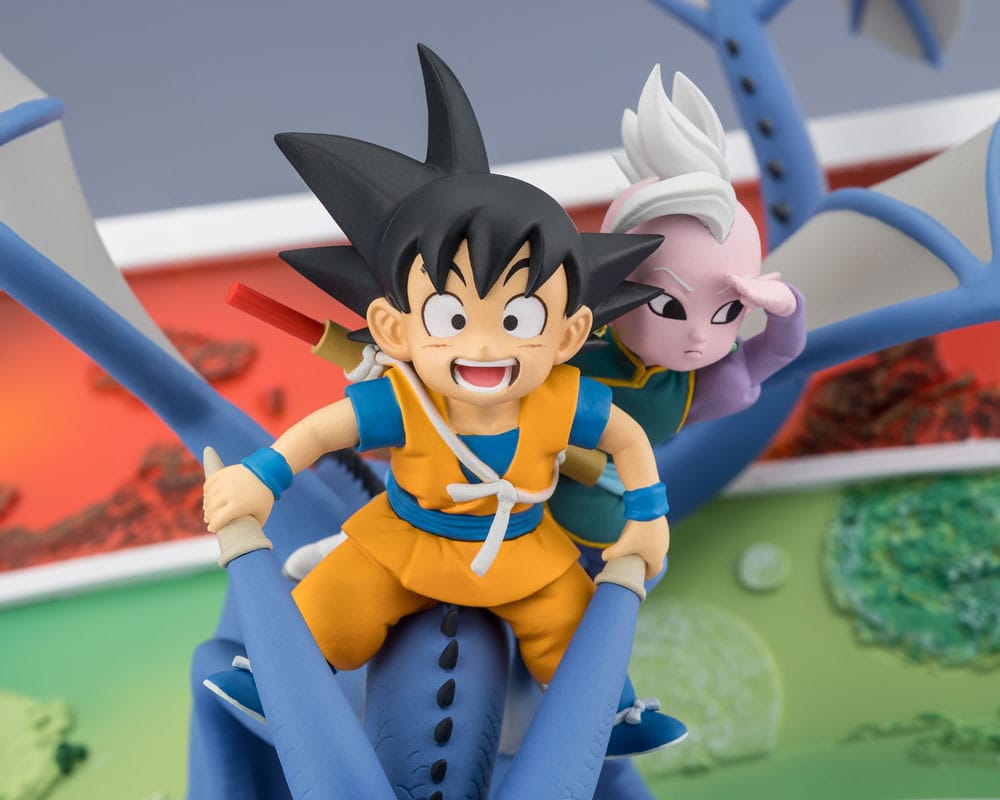 FiguartsZERO Statuette von Son Goku und Supreme Kai reitend auf einem blauen Flugsaurier mit Manga-Panel-Hintergrund.