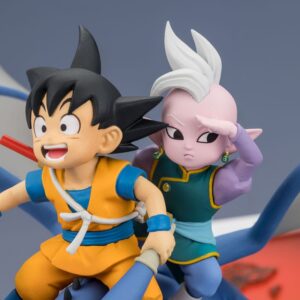 FiguartsZERO Statuette von Son Goku und Supreme Kai reitend auf einem blauen Flugsaurier mit Manga-Panel-Hintergrund.