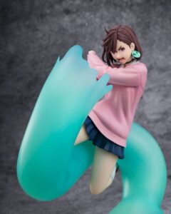 FiguartsZERO-Figur von Momo Ayase aus Dandadan mit riesiger transparent-grüner Aura-Hand und Fels-Base.