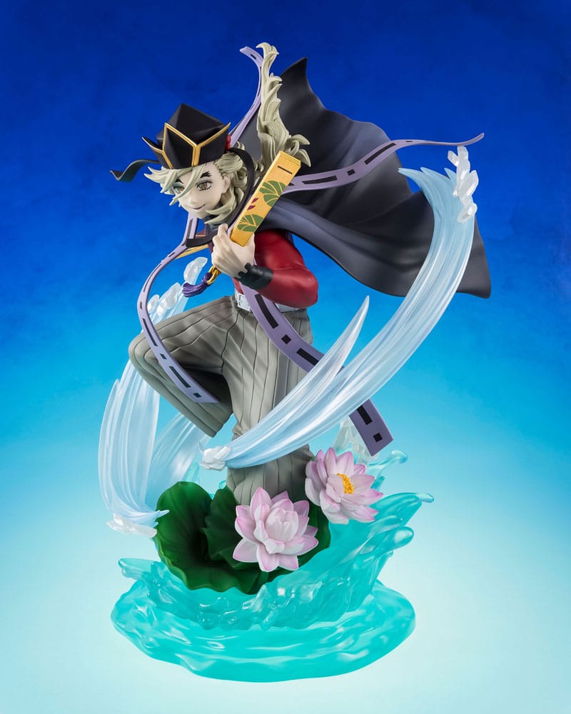 FiguartsZERO Sammelfigur von Doma aus Demon Slayer mit Fächern, umgeben von transparenten Eis-Effekten und Lotosblüten.