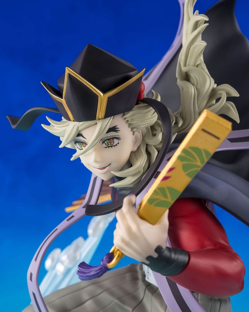 FiguartsZERO Sammelfigur von Doma aus Demon Slayer mit Fächern, umgeben von transparenten Eis-Effekten und Lotosblüten.