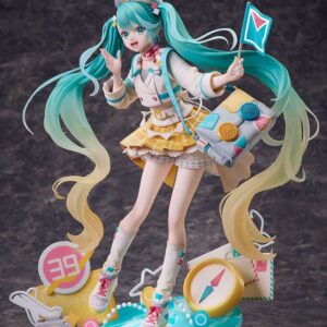 Design COCO Maßstabsfigur von Hatsune Miku aus Magical Mirai 2024 im Reise-Outfit mit Koffer-Tasche auf Kompass-Diorama-Base.