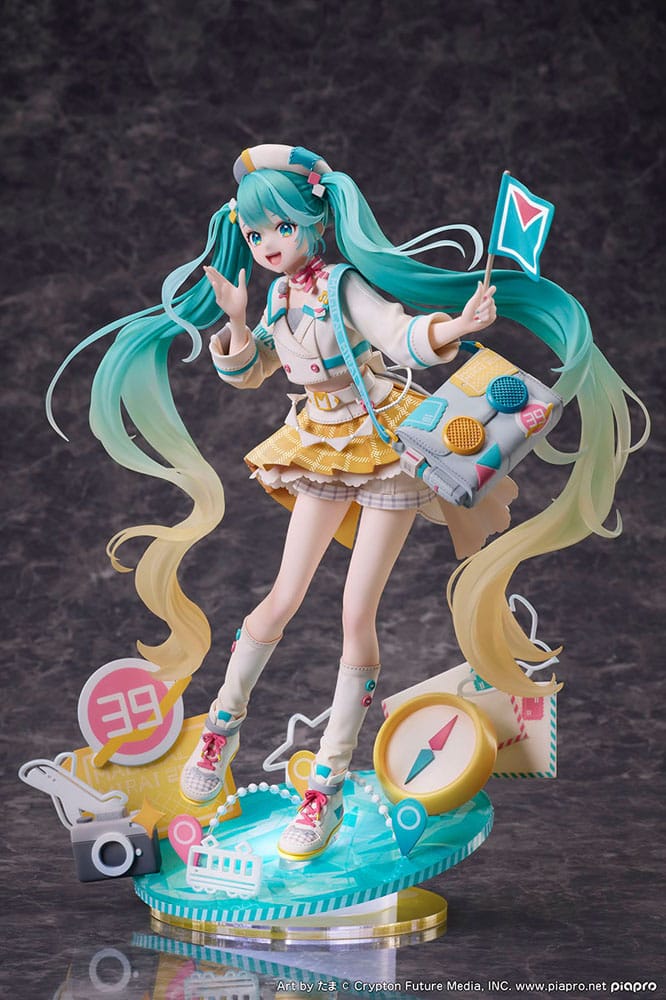 Design COCO Maßstabsfigur von Hatsune Miku aus Magical Mirai 2024 im Reise-Outfit mit Koffer-Tasche auf Kompass-Diorama-Base.