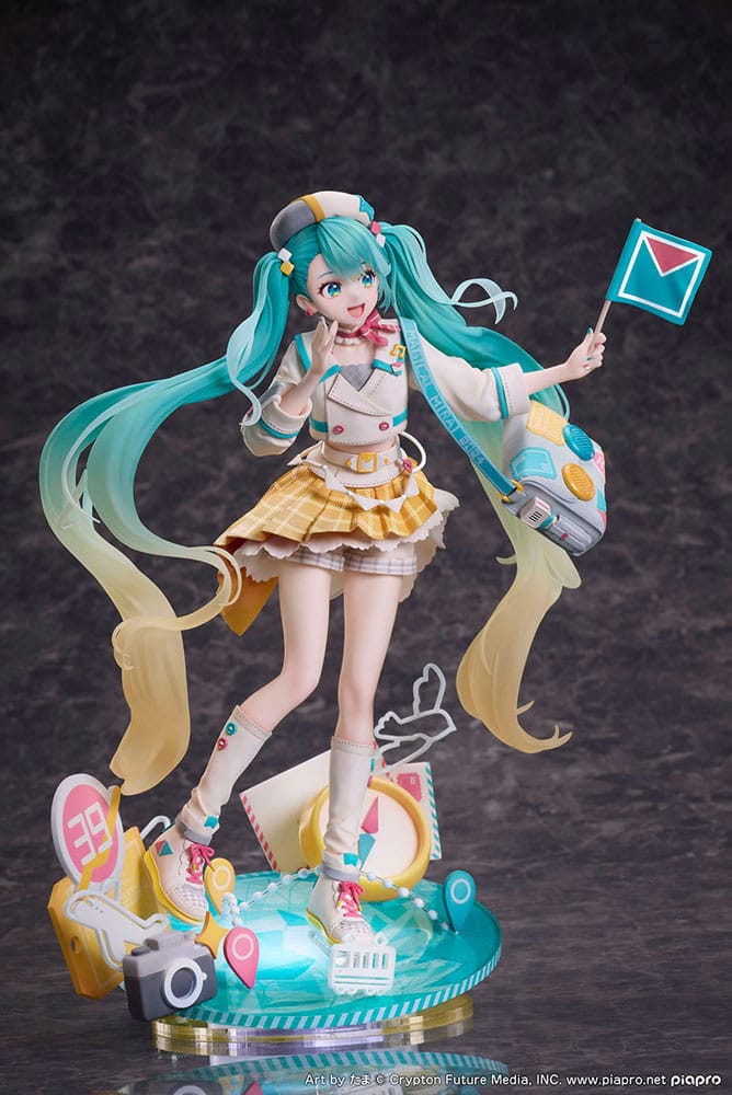 Design COCO Maßstabsfigur von Hatsune Miku aus Magical Mirai 2024 im Reise-Outfit mit Koffer-Tasche auf Kompass-Diorama-Base.