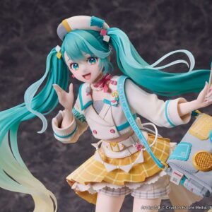 Design COCO Maßstabsfigur von Hatsune Miku aus Magical Mirai 2024 im Reise-Outfit mit Koffer-Tasche auf Kompass-Diorama-Base.