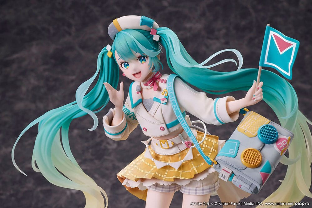 Design COCO Maßstabsfigur von Hatsune Miku aus Magical Mirai 2024 im Reise-Outfit mit Koffer-Tasche auf Kompass-Diorama-Base.