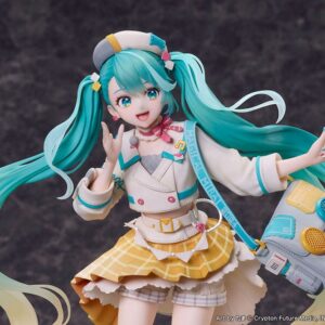 Design COCO Maßstabsfigur von Hatsune Miku aus Magical Mirai 2024 im Reise-Outfit mit Koffer-Tasche auf Kompass-Diorama-Base.