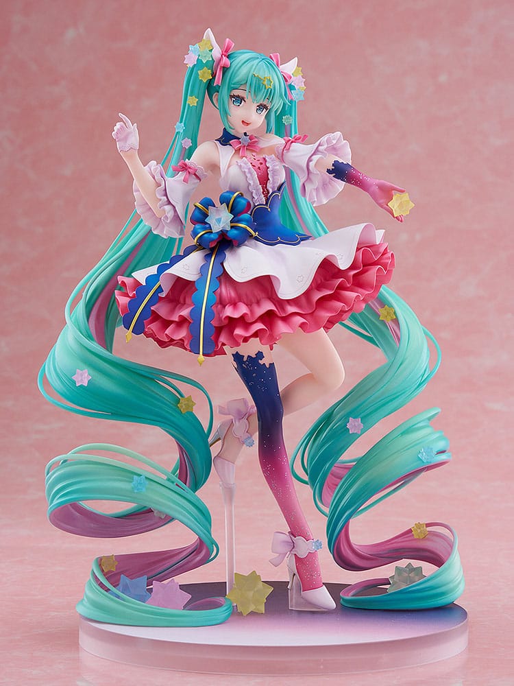 DMM Factory Maßstabsfigur von Hatsune Miku Rosuuri Ver. im rosa-blauen Rüschenkleid mit geschwungenen Sternen-Twintails.