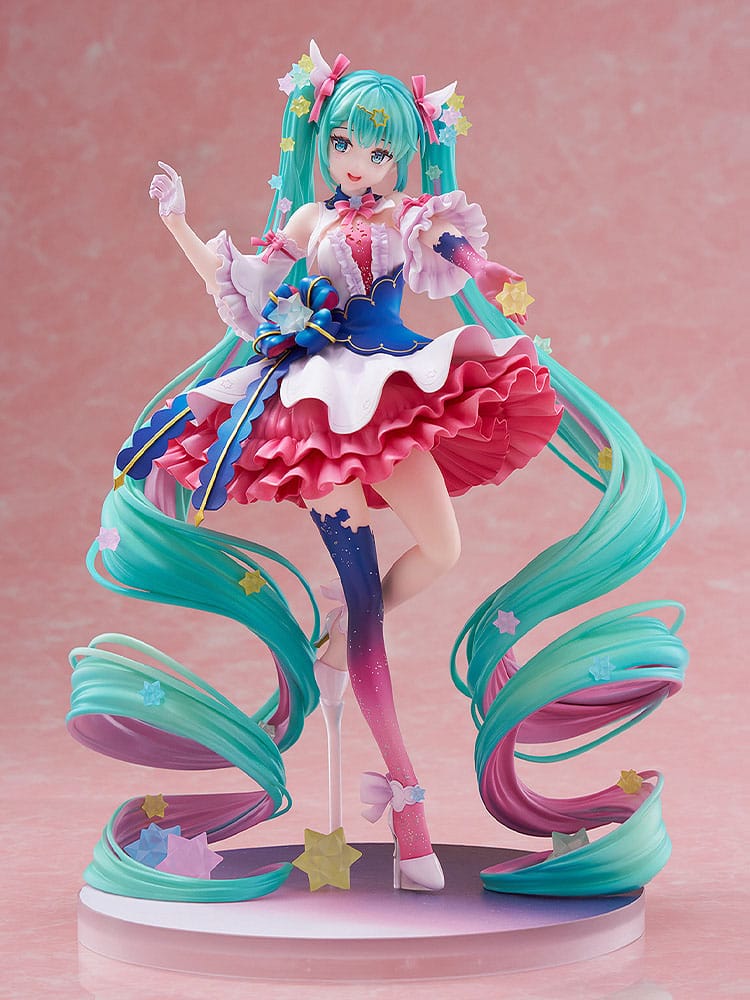 DMM Factory Maßstabsfigur von Hatsune Miku Rosuuri Ver. im rosa-blauen Rüschenkleid mit geschwungenen Sternen-Twintails.