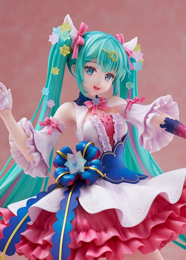 DMM Factory Maßstabsfigur von Hatsune Miku Rosuuri Ver. im rosa-blauen Rüschenkleid mit geschwungenen Sternen-Twintails.