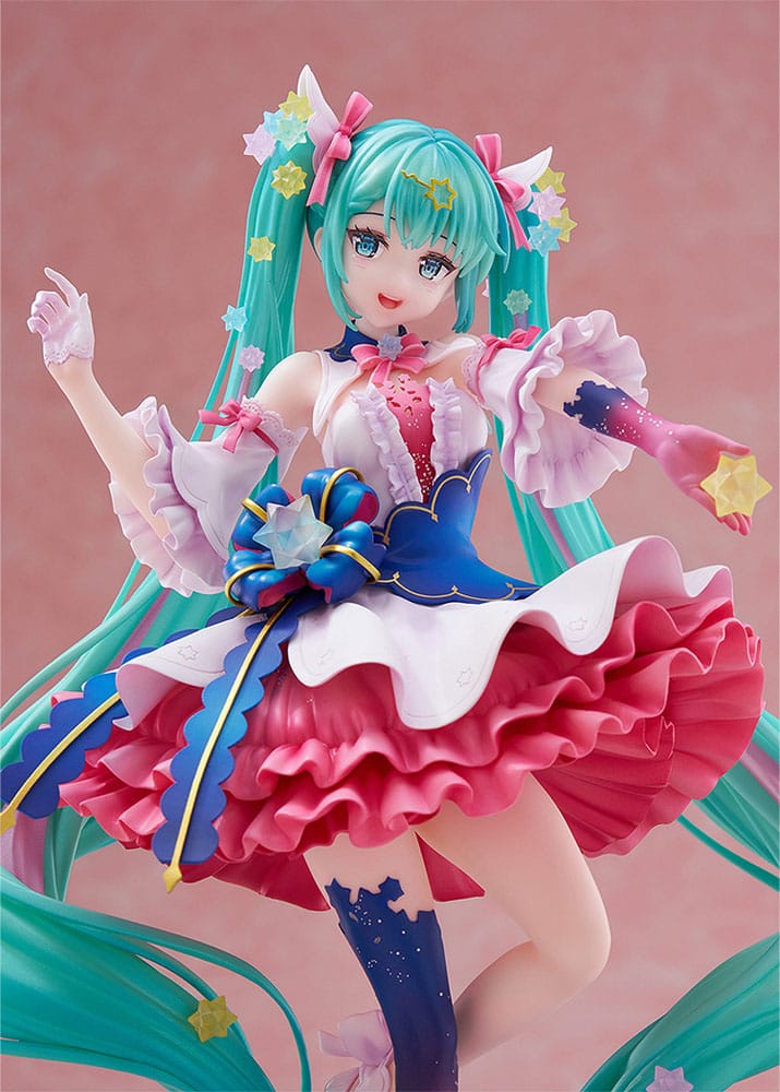 DMM Factory Maßstabsfigur von Hatsune Miku Rosuuri Ver. im rosa-blauen Rüschenkleid mit geschwungenen Sternen-Twintails.