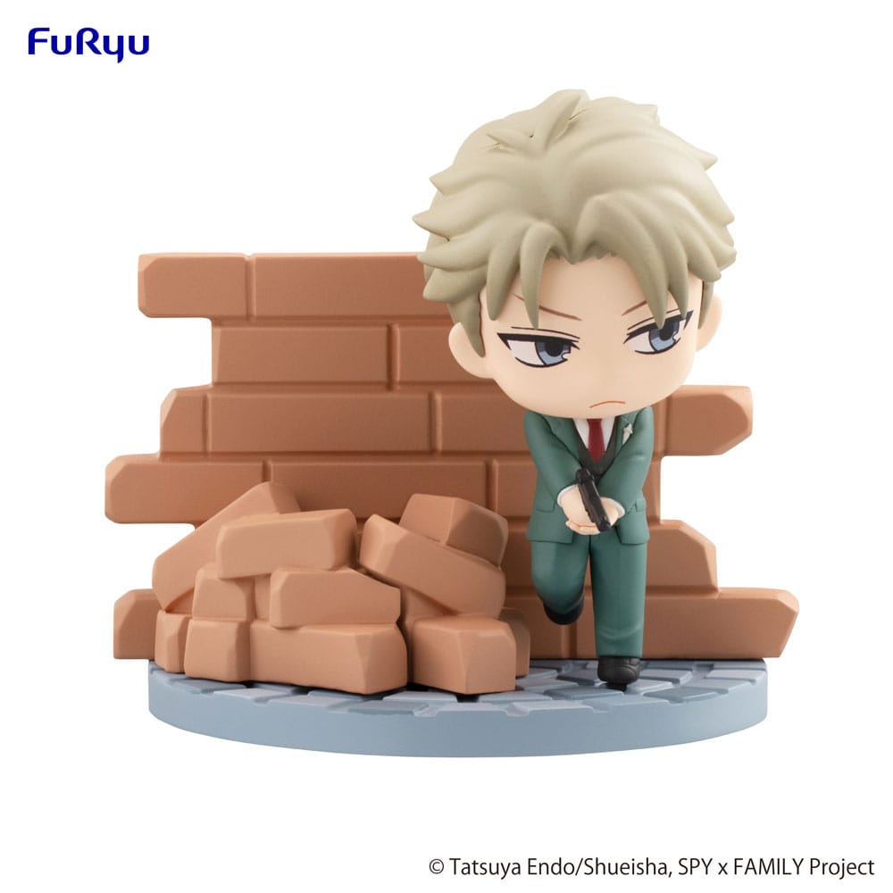 FuRyu Hold Figures Chibi-Figur von Loid Forger aus SPY x FAMILY im grünen Anzug mit Pistole vor einer Backsteinmauer.