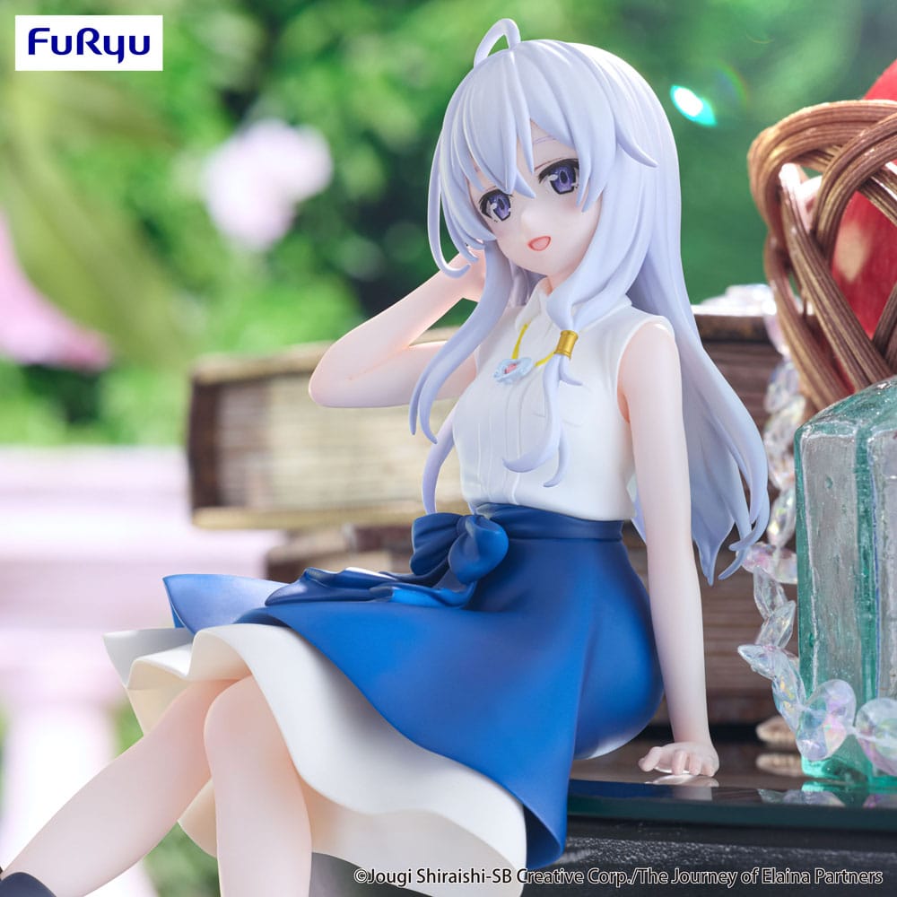 FuRyu Noodle Stopper Figur von Elaina aus Wandering Witch im blau-weißen Rock sitzend.