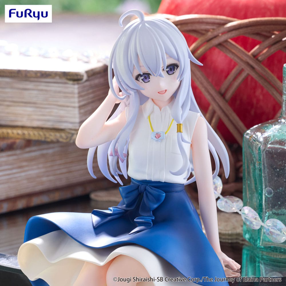FuRyu Noodle Stopper Figur von Elaina aus Wandering Witch im blau-weißen Rock sitzend.