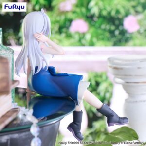 FuRyu Noodle Stopper Figur von Elaina aus Wandering Witch im blau-weißen Rock sitzend.