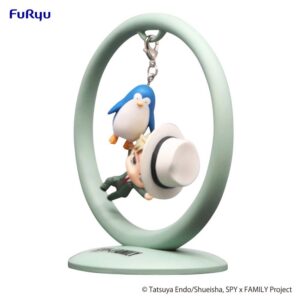 FuRyu Trapeze Figur von Loid Forger aus SPY x FAMILY im grünen Anzug mit weißem Hut hängend an einem Pinguin.