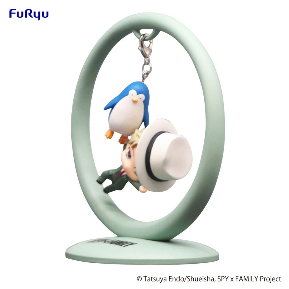 FuRyu Trapeze Figur von Loid Forger aus SPY x FAMILY im grünen Anzug mit weißem Hut hängend an einem Pinguin.