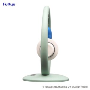 FuRyu Trapeze Figur von Loid Forger aus SPY x FAMILY im grünen Anzug mit weißem Hut hängend an einem Pinguin.