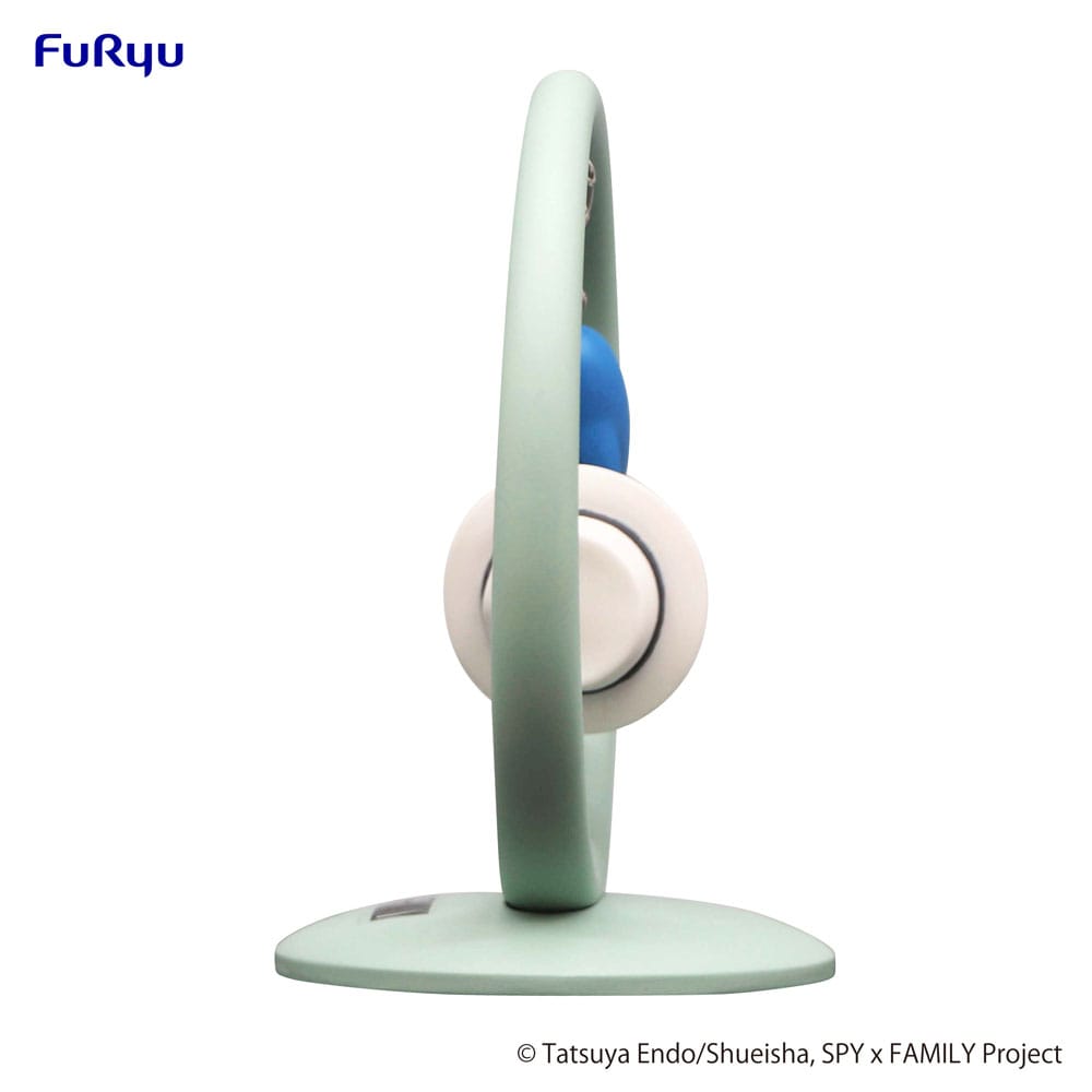 FuRyu Trapeze Figur von Loid Forger aus SPY x FAMILY im grünen Anzug mit weißem Hut hängend an einem Pinguin.