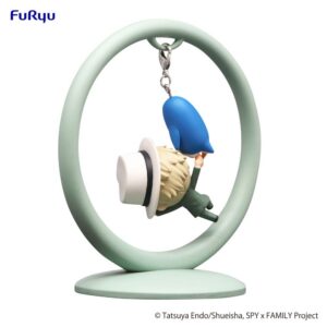 FuRyu Trapeze Figur von Loid Forger aus SPY x FAMILY im grünen Anzug mit weißem Hut hängend an einem Pinguin.