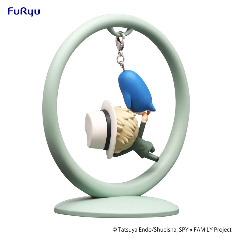 FuRyu Trapeze Figur von Loid Forger aus SPY x FAMILY im grünen Anzug mit weißem Hut hängend an einem Pinguin.