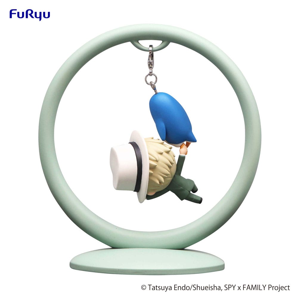 FuRyu Trapeze Figur von Loid Forger aus SPY x FAMILY im grünen Anzug mit weißem Hut hängend an einem Pinguin.