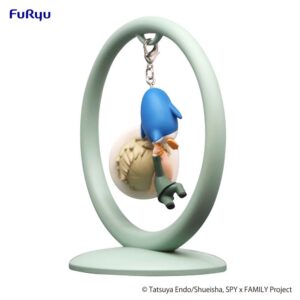 FuRyu Trapeze Figur von Loid Forger aus SPY x FAMILY im grünen Anzug mit weißem Hut hängend an einem Pinguin.