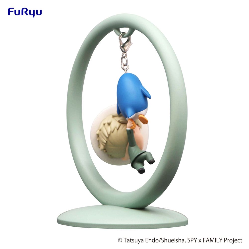 FuRyu Trapeze Figur von Loid Forger aus SPY x FAMILY im grünen Anzug mit weißem Hut hängend an einem Pinguin.