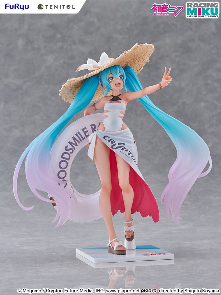 FuRyu Tenitol Figur von Racing Miku Tropical Ver. im weißen Badeanzug mit Strohhut und Schwimmreifen.